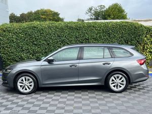 Skoda Octavia ESTATE AMBITION 2.0 TDI // CRUISE CO - Image 3