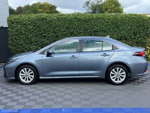 Toyota Corolla LUNA 1.8 HYBRID AUTO // VERY LOW MI - Image 3