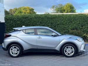 Toyota C-HR 1.8 HYBRID AUTO // 17" ALLOYS // SERVI - Image 2