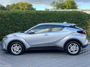 Toyota C-HR 1.8 HYBRID AUTO // 17" ALLOYS // SERVI - Image 3