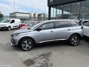 Peugeot 5008 ALLURE 1.5 BLUE HDI 130 BHP // HIGH S - Image 4