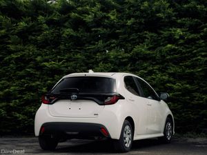 Toyota Yaris 1.5 Hybrid 2023 | Stylish & Efficient - Image 3