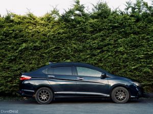 Honda Grace 1.5 2018 with Alloys & Carplay screen - Image 4