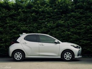 Toyota Yaris 1.5 Hybrid 2022 | Stylish & Efficient - Image 4