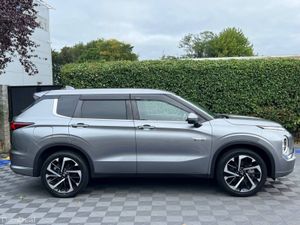 Mitsubishi Outlander 2.4 HYBRID AUTO // LOW MILEAG - Image 2