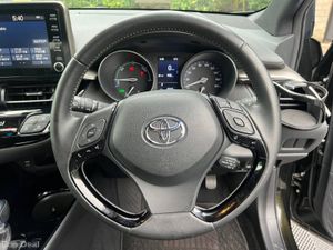 Toyota C-HR 1.8 HYBRID AUTO // APPLE CARPLAY/ANDRO - Image 4