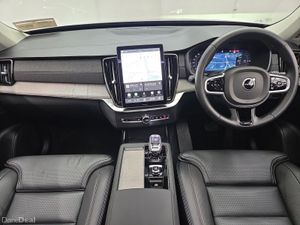 Volvo XC90 PLUS PRO T8 PHEV AWD AUTO - Image 4