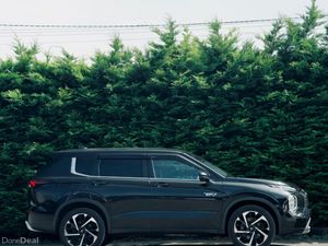 Mitsubishi Outlander PHEV Premium Package 2022 - Image 3