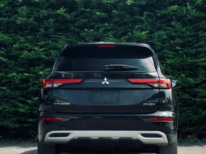 Mitsubishi Outlander PHEV Premium Package 2022 - Image 2