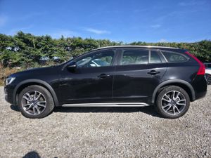 2018 Volvo V60 Cross Country - Image 2