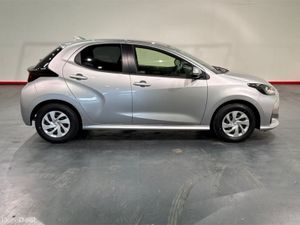 Toyota Yaris 1.5 HYBRID AUTOMATIC - CRUISE CONTROL - Image 3