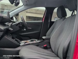Peugeot 208 ALLURE 1.2 MHEV EDCT AUTOMATIC - Image 4