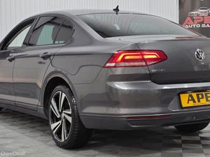 Volkswagen Passat DIESEL SALOON - Image 4
