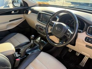 Kia Sorento 7 Seats / 4 Wheel Drive / Glass roof - Image 3