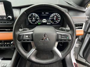 Mitsubishi Outlander 7-SEATER 2.4 HYBRID AUTO // H - Image 4