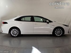 Toyota Corolla 1.8 Hybrid Luna Saloon - Image 2
