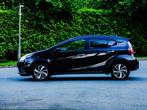 2021 Toyota Aqua Cross 1.5 Petrol Hybrid G Package - Image 4