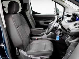 Peugeot Rifter E-Allure 50kWh 136HP L2 - 7 Seats - Image 3