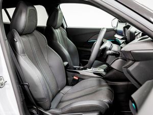 Peugeot 2008 E-GT 54kWh 155HP - Image 3