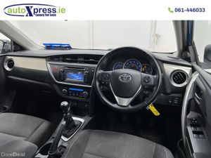 Toyota Auris Dual Tour Sport, Manual, Reversing ca - Image 2