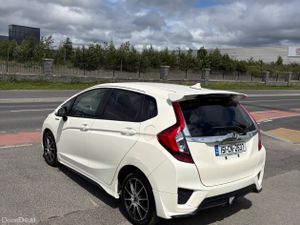 2015 Honda Fit (Jazz) 1.5 Hybrid Auto - Image 4