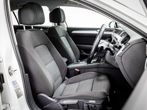 Volkswagen Passat SE NAV 2.0 Diesel Auto 150HP - Image 3