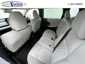 Mitsubishi Outlander 7 seats, PHEV 4WD, Low mileag - Image 4