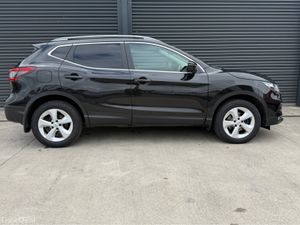 Nissan Qashqai 1.5 SV  ** GLASS ROOF ** - Image 3