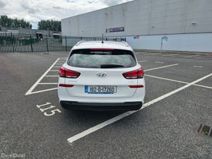 Hyundai i30 I 30 ESTATE, DELUXE MODEL, PETROL, LOW - Image 3