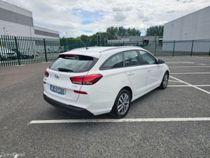 Hyundai i30 I 30 ESTATE, DELUXE MODEL, PETROL, LOW - Image 4