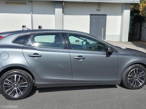 VOLVO V40 / 2018 / 2.0 DIESEL / AUTOMATIC - Image 4