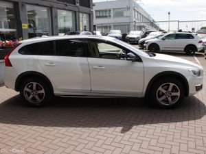 VOLVO V60 2.0 D4 SE LUXURY 5DR ESTATE - Image 3