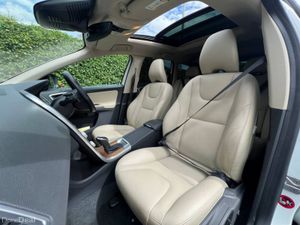 Volvo XC60 D4 CLASSIC 2.0 D // OPENING PAN ROOF // - Image 2