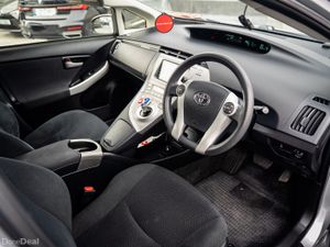 2015 Toyota Prius Hybrid Auto - Image 2