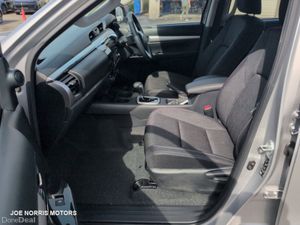 Toyota Hilux 2.4 Diesel Double Cab 4WD AUTOMATIC - Image 3