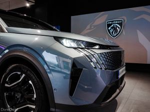 2025 Peugeot E-3008 Allure BEV 73kWh 210bhp Auto - Image 3