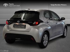 Toyota Yaris 1.5 HYBRID LUNA 4DR - Image 2