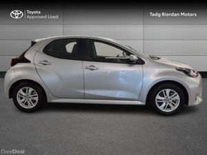 Toyota Yaris 1.5 HYBRID LUNA 4DR - Image 3