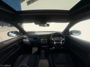Mitsubishi Outlander 2.4L Plug-in EV S-Edition 5 s - Image 4