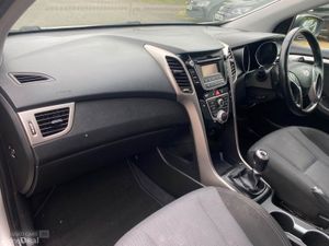 Hyundai i30 DIESEL HATCHBACK - Image 4