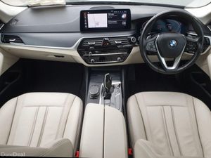 BMW 5-Series 520d SE Saloon - Image 4