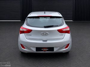 Hyundai i30 DIESEL HATCHBACK - Image 4