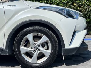 Toyota C-HR 1.8 HYBRID AUTO // REVERSE CAMERA // A - Image 4