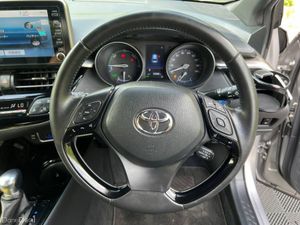 Toyota C-HR 1.8 HYBRID AUTO // 360 PARKING CAMERAS - Image 4