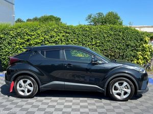 Toyota C-HR 1.8 HYBRID AUTO // REVERSE CAMERA // D - Image 2