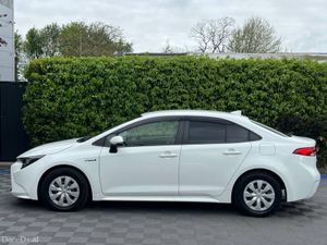 Toyota Corolla 1.8 HYBRID // ADAPTIVE CRUISE CONTR - Image 3