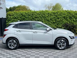 Hyundai KONA PREMIUM 64 KWH // HEATED SEATS // REV - Image 2