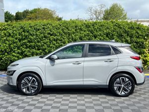 Hyundai KONA PREMIUM 64 KWH // HEATED SEATS // REV - Image 3