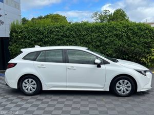 Toyota Corolla 1.8 HYBRID AUTO // REVERSE CAMERA / - Image 2