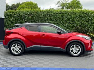 Toyota C-HR 1.8 HYBRID AUTO // DUAL ZONE CLIMATE C - Image 2